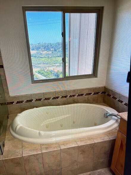 Principal Bath - 6765 Fashion Hills Blvd