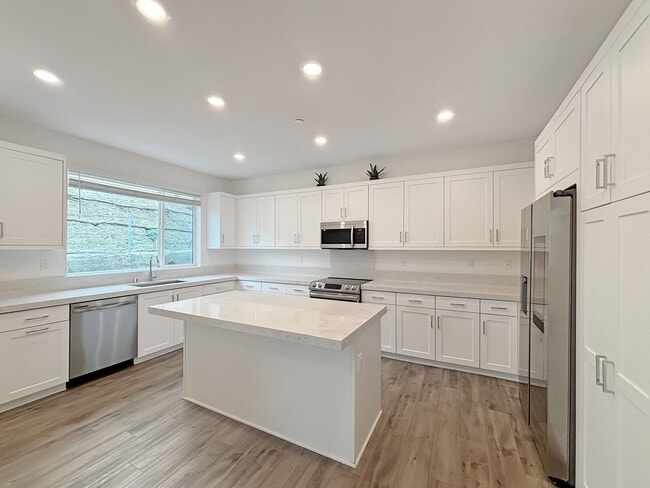 Building Photo - Spacious 3-Bedroom, 3-Bathroom Townhome in...