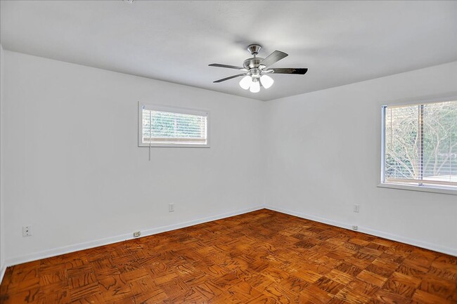 Building Photo - 4221/4223 Hawthorne Court