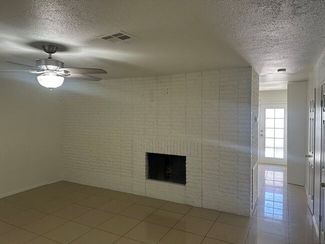 Building Photo - SE!!! Townhouse, Community Pool, Clubhouse...