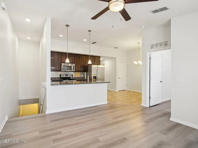 Building Photo - Stunning Townhome off SR 16 on Sebatian Cove