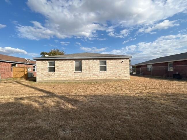 Building Photo - 3103 Thoroughbred Dr