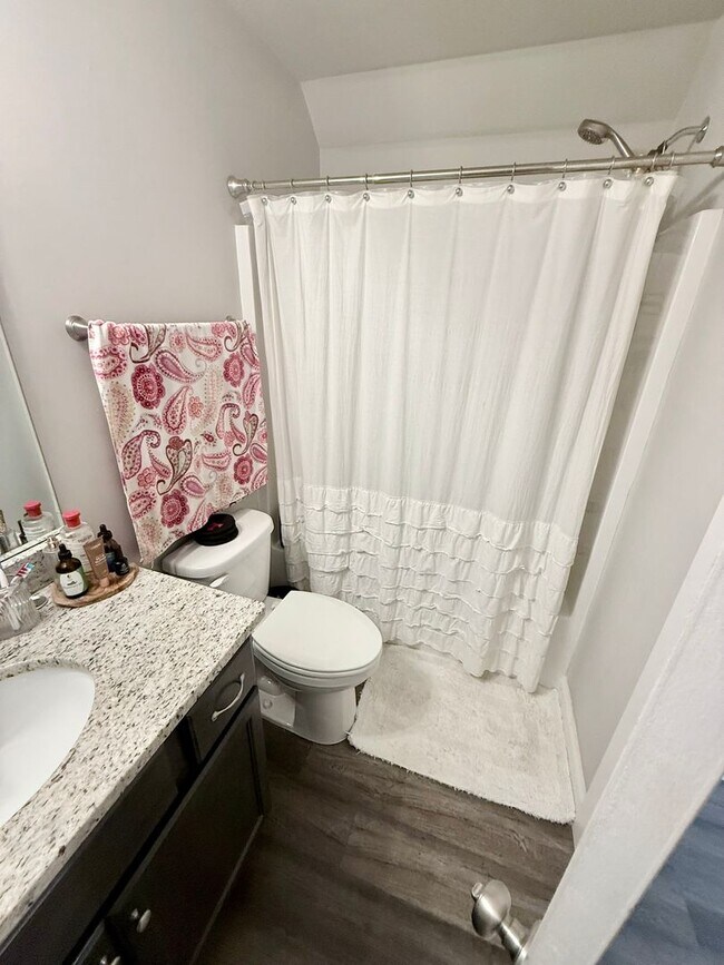 Building Photo - 4 BR/ 3.5 BA Home Located on MLK