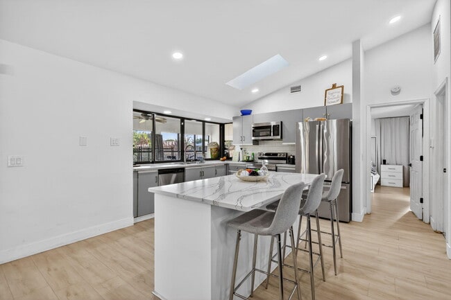 Building Photo - 481 SW Aster Rd