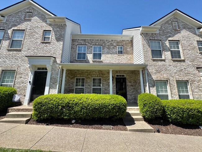 Building Photo - 3 Bed, 2.5 Bath Townhome w/ 2 Car Garage