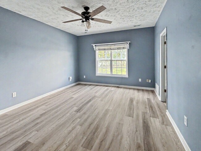 Building Photo - 7701 Redwood Ave