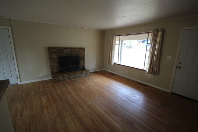Building Photo - AVAILABLE SHORT TERM! Midtown 3 Bedroom Ho...