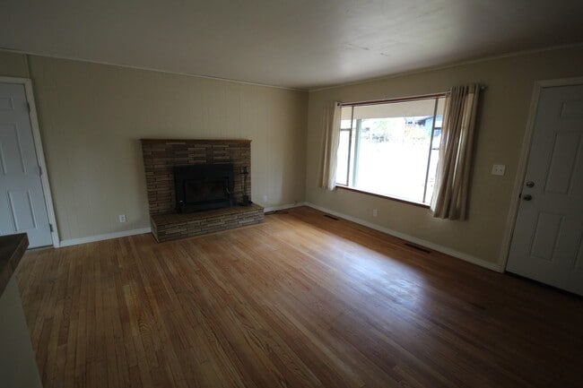 Building Photo - SHORT TERM through 4/30/26 ONLY!  Midtown ...