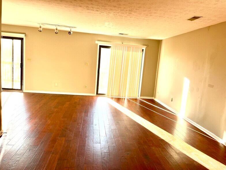 Building Photo - 3660 Walden Dr