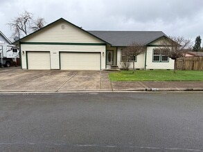 Building Photo - Beautiful 3 bedroom 2 bath house in Cottage Grove!