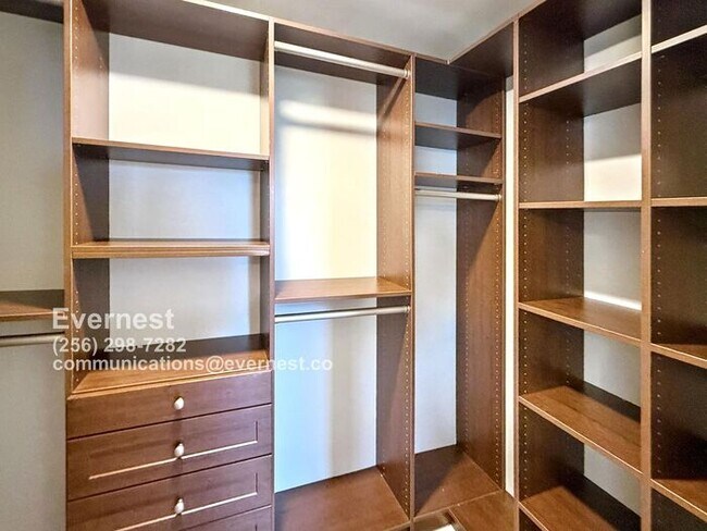 Building Photo - Spacious and Bright 3-Bedroom Home in a Co...