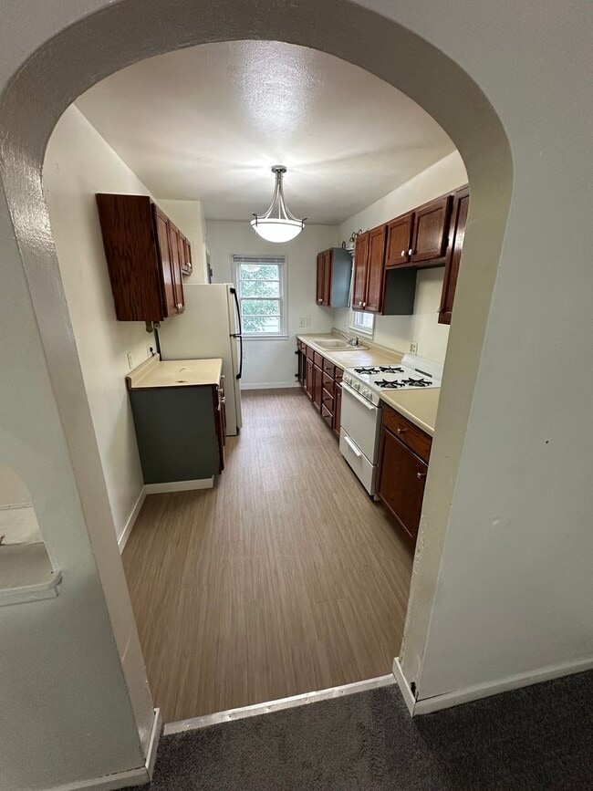 Building Photo - 2 bedroom 1 bath home with central air
