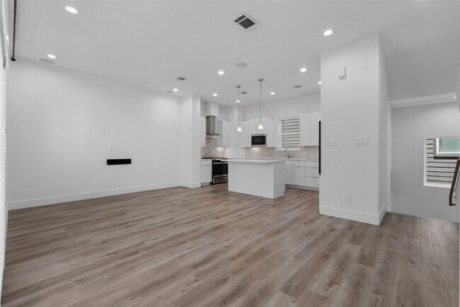 Building Photo - 513 Schweikhardt St