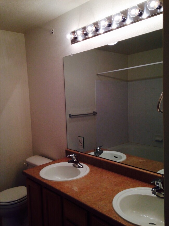 Building Photo - "Spacious 2-Bed, 2-Bath Condo Gem with Garage in Vibrant Denver Locale!"