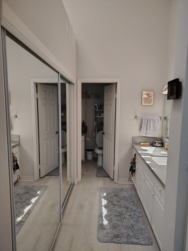 Building Photo - Charming 1BR Condo in Huntington Beach