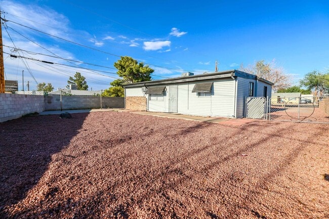 Building Photo - 307 Regina Way