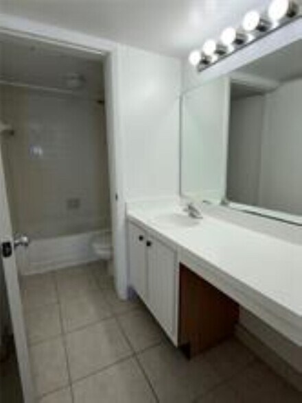 Building Photo - 2803 N Oakland Forest Dr