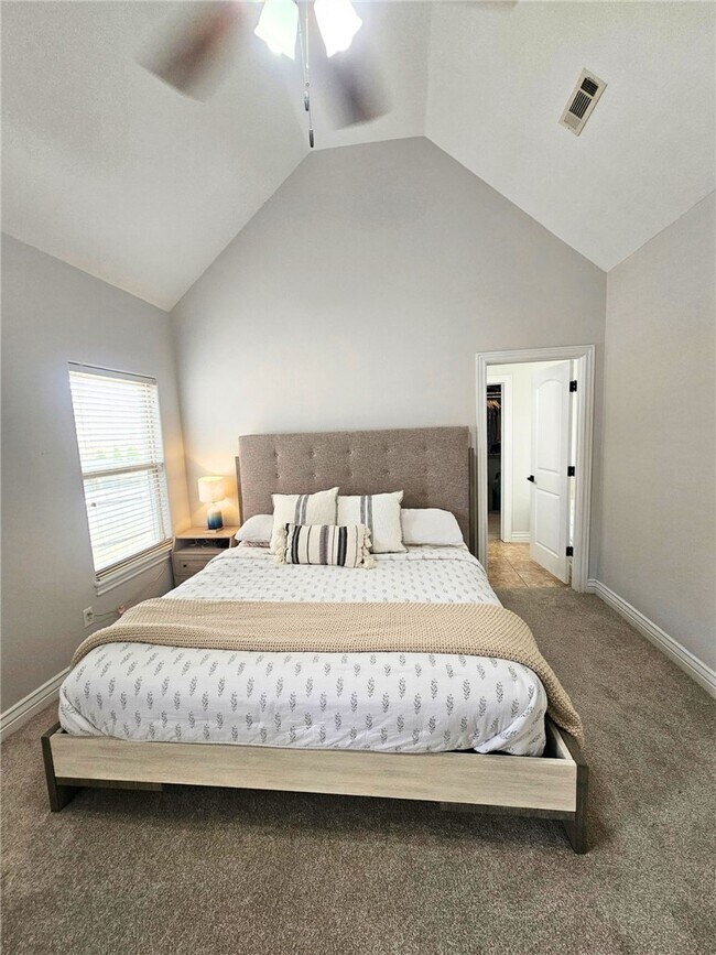 Building Photo - 3803 SW Kite Dr