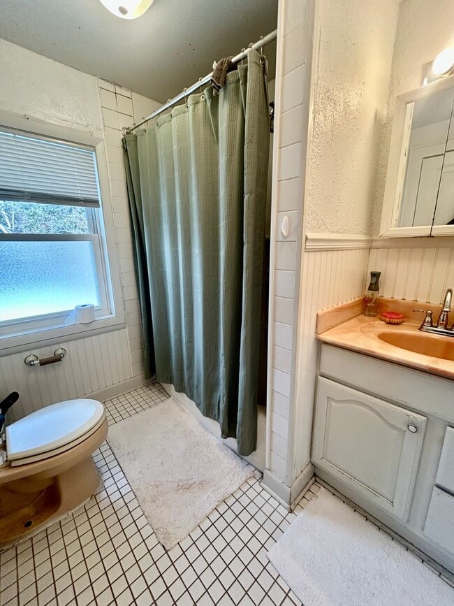 Building Photo - Available June 2025 - 5 Bed, 1 Bath home near campus!