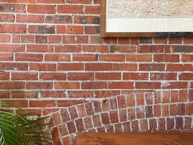 Building Photo - 817 N 2nd St