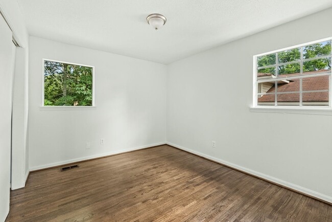 Building Photo - Spacious beautiful 4-bedroom 2.5 bath home