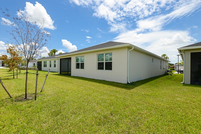 Building Photo - 9062 Dahlia Cir