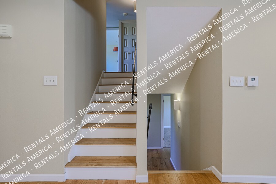 Building Photo - 8613 E Clarendon Ave