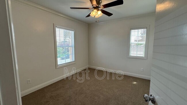 Building Photo - 564 Botan St