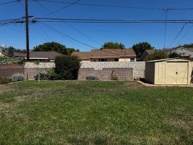 Building Photo - Remodelled 2 Bed 1 Bath Home with Garage a...