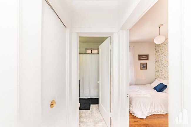 Building Photo - 1 bedroom in Chicago IL 60657