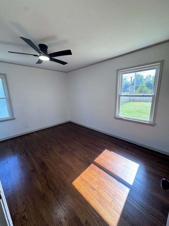 Building Photo - Updated Midtown Bungalow Charmer! 2 Bed 1 ...
