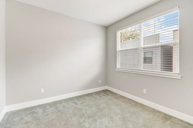 Building Photo - Stunning Alkali Flat Residence: Half Month Free With Move-In by 02/01/2026