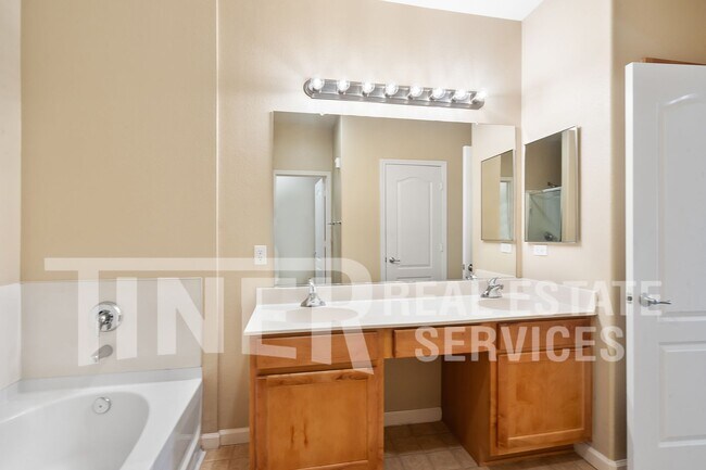 Building Photo - 5350 Dunlay Dr