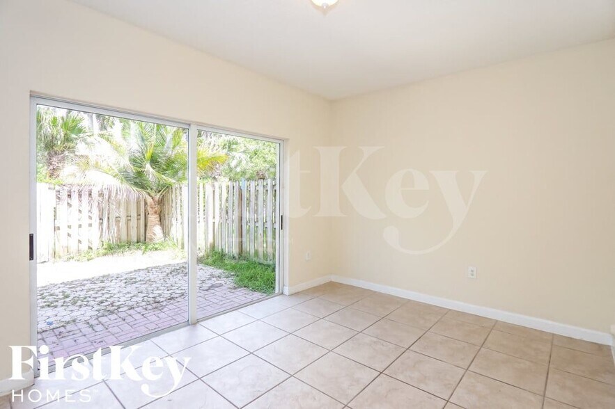 Building Photo - 2412 NE 41st Pl