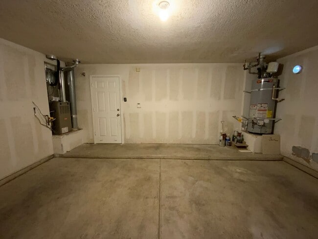 Building Photo - 3 Bedroom Single Story Home Available Near...