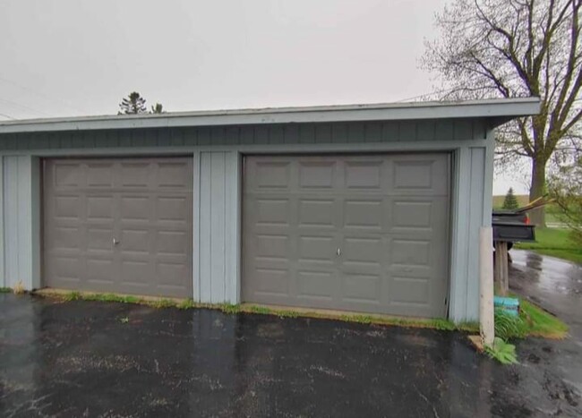 Building Photo - 2137 S Taylor Dr