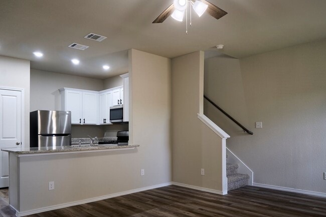 Building Photo - Hunters Ranch Beauty! 3 Bedroom 2 1/2 Bath...
