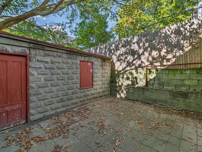 Building Photo - 471 Medford St