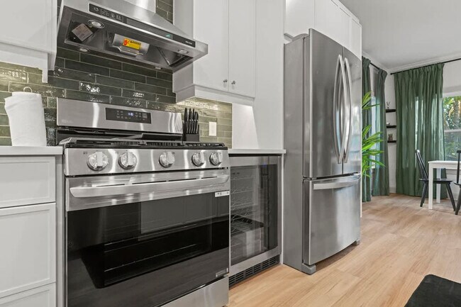 Building Photo - 914 7th Ave N