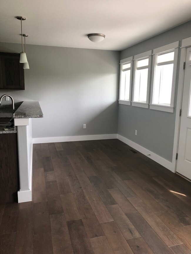 Building Photo - 3 Bedroom, 2 1/2 Bathroom Townhouse -2 weeks free rent with 1-year lease-