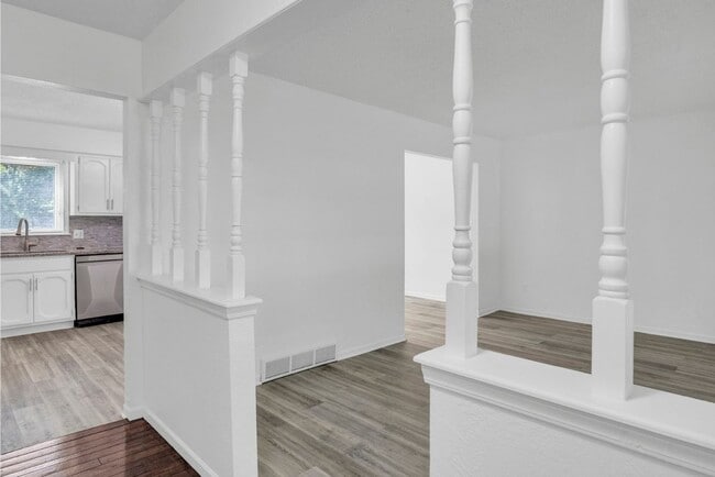 Building Photo - 405 S Montclaire Dr