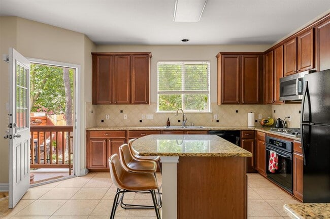 Building Photo - 1821 Village Oak Ct