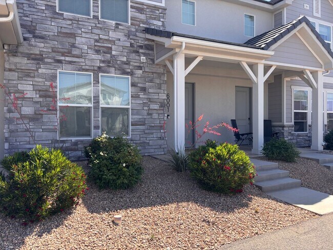 Building Photo - Amenities Galore! Desert Color 3 Bed townhome
