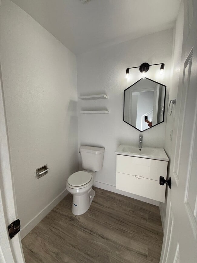 Building Photo - 1028 Bradley Square