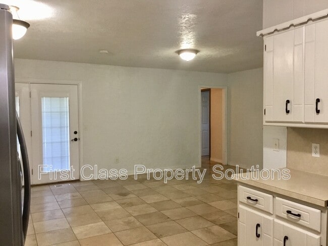 Building Photo - 2807 S Estate Dr