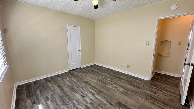 Building Photo - LARGE DOWNSTAIRS ONE BEDROOM ONE BATH!