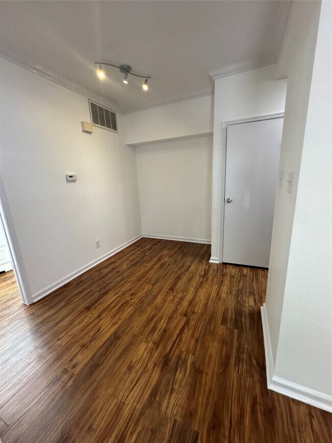 Building Photo - 921 Marine Dr