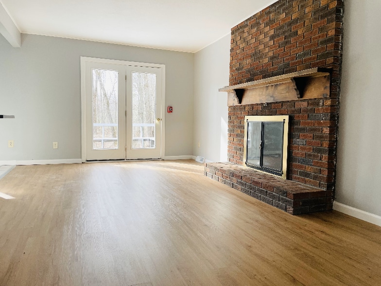 Building Photo - 14 Southbury Rd