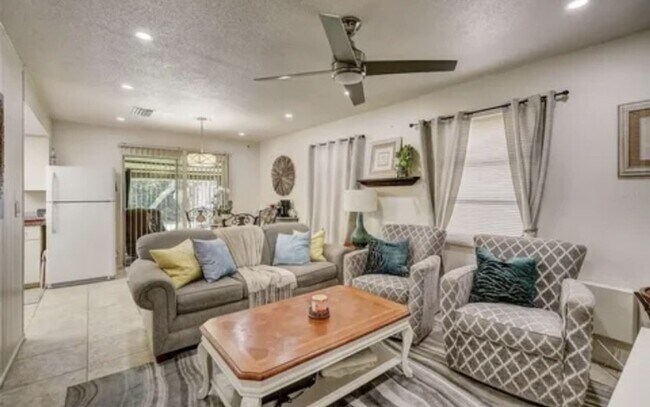 Building Photo - Charming 2/2 Duplex in West Bradenton with Private Yard and Carport