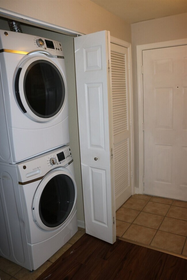 Building Photo - 410 S Villa San Marco Dr